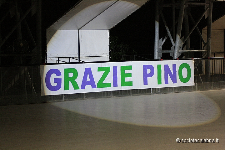 «Grazie Pino» — lo striscione a bordo pista la sera della cerimonia